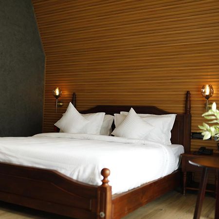 Leela'S 7Th Heaven Resort & Spa Trikunnapuzha Exterior photo